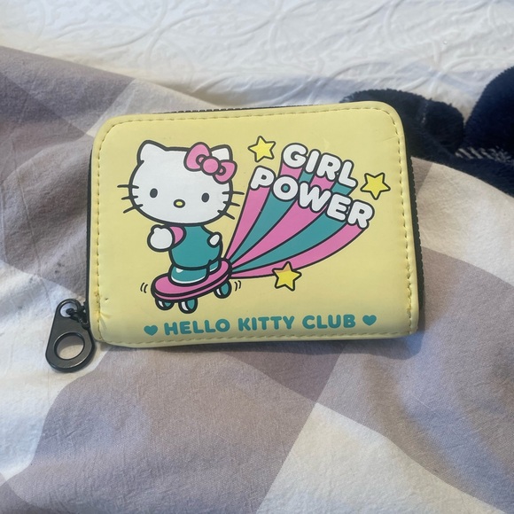 Hello Kitty Wallet - Picture 1 of 3